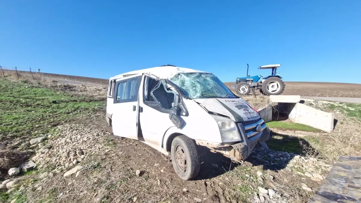 Diyarbakır’da Servis Minibüsü Devrildi: 11 Yaralı